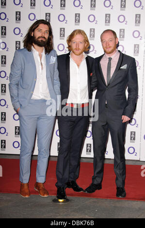 Simon Neil, James Johnston und Ben Johnston von Biffy Clyro Nordoff Robbins O2 silberne Clef Awards - Ankünfte London, England - 01.07.11 Stockfoto