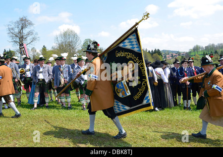 Vogelschützenjuwelen und Frauen in traditionellen Kostümen Parade Gmund am Tegernsee "Patronatstag" 2013 Stockfoto