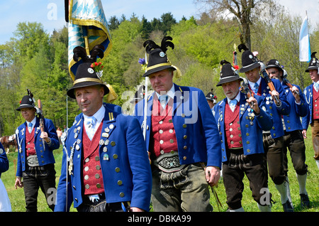 Vogelschützenjuwelen und Frauen in traditionellen Kostümen Parade Gmund am Tegernsee "Patronatstag" 2013 Stockfoto