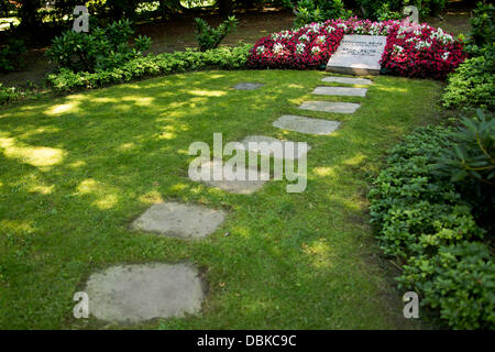 Ein Blick auf die Beitz Familiengrab, in denen die Eltern von Berthold Beitz begraben wurden, ist auf dem Friedhof Bredeney in Essen, Deutschland, 1. August 2013 abgebildet. Foto: ROLF VENNENBERND Stockfoto