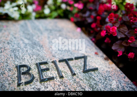 Ein Blick auf die Beitz Familiengrab, in denen die Eltern von Berthold Beitz begraben wurden, ist auf dem Friedhof Bredeney in Essen, Deutschland, 1. August 2013 abgebildet. Foto: ROLF VENNENBERND Stockfoto