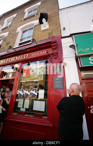 Eine Skulptur des amerikanischen Dichter und Autor Edgar, auf dem Gelände seiner ehemaligen Schule in Stoke Newington, wird vom britischen Schauspieler und Autor Steven Berkoff, London UK, 4. Juni 2011 vorgestellt. Die Veranstaltung ist Teil der Stoke Newington Literaturfestival. Stockfoto