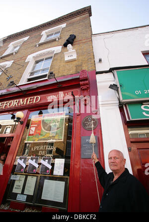 Eine Skulptur des amerikanischen Dichter und Autor Edgar, auf dem Gelände seiner ehemaligen Schule in Stoke Newington, wird vom britischen Schauspieler und Autor Steven Berkoff, London UK, 4. Juni 2011 vorgestellt. Die Veranstaltung ist Teil der Stoke Newington Literaturfestival.  London, England - 04.06.11 Stockfoto