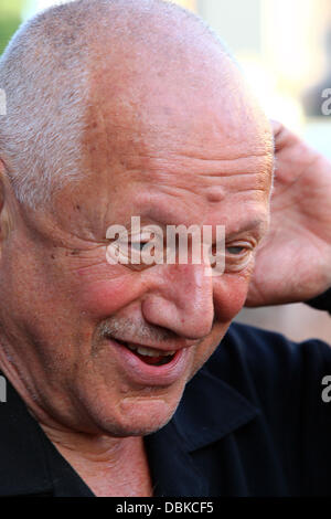 Steven Berkoff A Skulptur des amerikanischen Dichter und Autor Edgar, auf dem Gelände seiner ehemaligen Schule in Stoke Newington, wird vom britischen Schauspieler und Autor Steven Berkoff, London UK, 4. Juni 2011 vorgestellt. Die Veranstaltung ist Teil der Stoke Newington beleuchtet Stockfoto