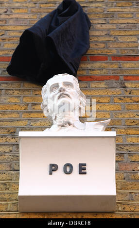 Eine Skulptur des amerikanischen Dichter und Autor Edgar, auf dem Gelände seiner ehemaligen Schule in Stoke Newington, wird vom britischen Schauspieler und Autor Steven Berkoff, London UK, 4. Juni 2011 vorgestellt. Die Veranstaltung ist Teil der Stoke Newington Literaturfestival. Stockfoto