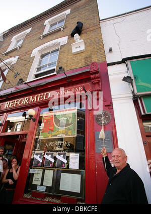 Eine Skulptur des amerikanischen Dichter und Autor Edgar, auf dem Gelände seiner ehemaligen Schule in Stoke Newington, wird vom britischen Schauspieler und Autor Steven Berkoff, London UK, 4. Juni 2011 vorgestellt. Die Veranstaltung ist Teil der Stoke Newington Literaturfestival. Stockfoto