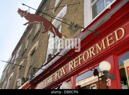 Eine Skulptur des amerikanischen Dichter und Autor Edgar, auf dem Gelände seiner ehemaligen Schule in Stoke Newington, wird vom britischen Schauspieler und Autor Steven Berkoff, London UK, 4. Juni 2011 vorgestellt. Die Veranstaltung ist Teil der Stoke Newington Literaturfestival. Stockfoto