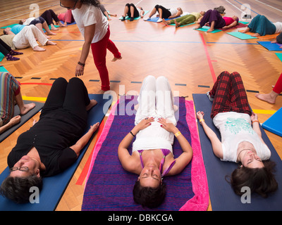 Menschen entspannen während Pilates-Klasse Stockfoto