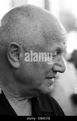 Steven Berkoff A Skulptur des amerikanischen Dichter und Autor Edgar, auf dem Gelände seiner ehemaligen Schule in Stoke Newington, wird vom britischen Schauspieler und Autor Steven Berkoff, London UK, 4. Juni 2011 vorgestellt. Die Veranstaltung ist Teil der Stoke Newington beleuchtet Stockfoto