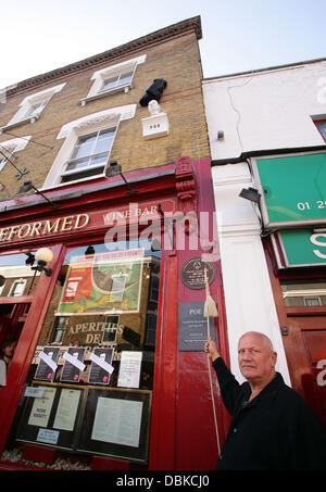 Eine Skulptur des amerikanischen Dichter und Autor Edgar, auf dem Gelände seiner ehemaligen Schule in Stoke Newington, wird vom britischen Schauspieler und Autor Steven Berkoff, London UK, 4. Juni 2011 vorgestellt. Die Veranstaltung ist Teil der Stoke Newington Literaturfestival. Stockfoto