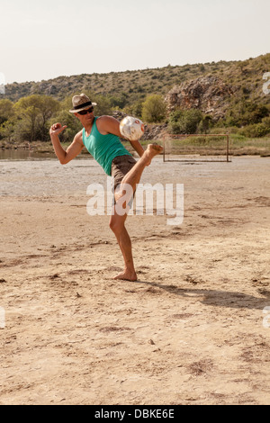 Kroatien, junger Mann am Strand Fußball spielen Stockfoto