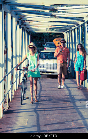 Kroatien, Dalmatien, junge Menschen zu Fuß entlang der Fußgängerbrücke, Autos im Hintergrund Stockfoto