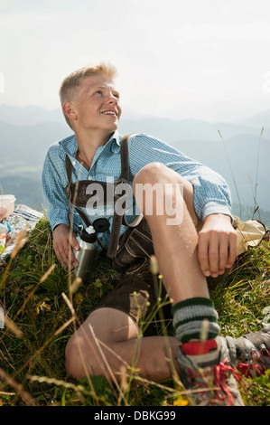 Deutschland, Bayern, junge in traditioneller Kleidung Rast in Bergen Stockfoto
