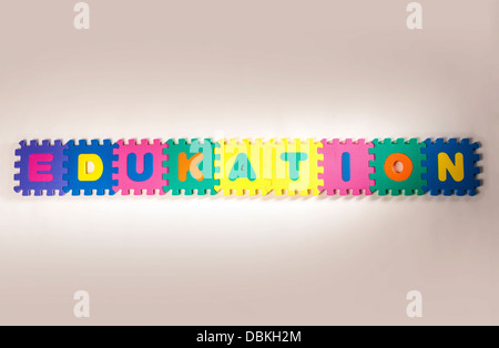 Ineinander verschränkter Schaumstoffbuchstaben, die das Wort Edukation falsch buchstabieren. Stockfoto