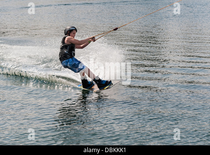 Wakeboarden auf dem Festival Freizeit Wakeboard Park in Basildon. Stockfoto