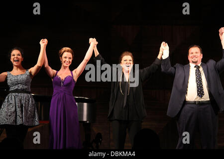 Alexandra Silber, Sierra Boggess, Tyne Daly und Garrett Sorenson Öffnung Nacht von der Broadway-Produktion des "Terrence McNallys Master Class" im Teatro Friedman - Curtain Call New York City, USA - 07.07.11 Stockfoto