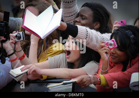 Atmosphäre-Harry Potter und die Heiligtümer des Todes: Teil 2 - Film Weltpremiere am Trafalgar Square - Ankünfte. London, England - 07.07.11 Stockfoto