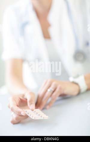 Frauenarzt Pille in den Händen halten Stockfoto