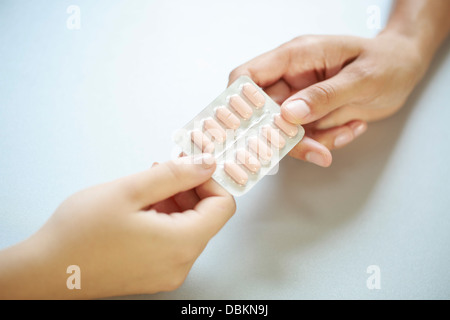 Übergabe von Tabletten Stockfoto