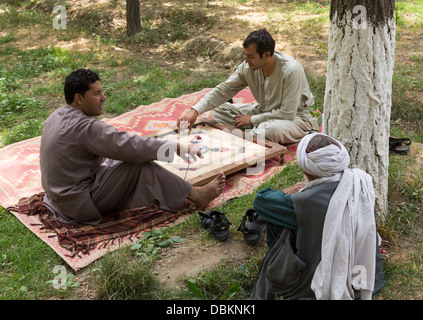 Mann Brettspiel Carrom in Bagh-e Babur, Kabul, Afghanistan Stockfoto