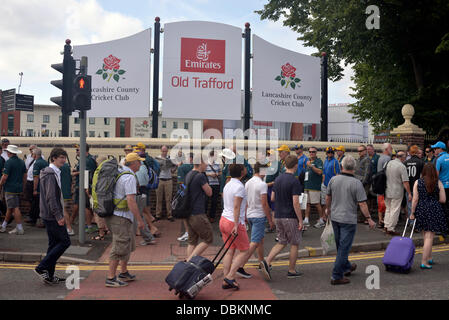 Manchester, UK. 1. August 2013. Fans machen ihren Weg auf das dritte Testspiel zwischen England und Australien im Emirates Old Trafford, Manchester, UK. Bildnachweis: John Fryer/Alamy Live-Nachrichten Stockfoto