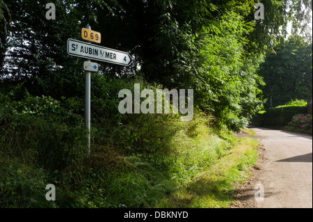 Wegweiser auf Landstraße, St-Aubin-Sur-Mer, D69, Normandie, Frankreich Stockfoto