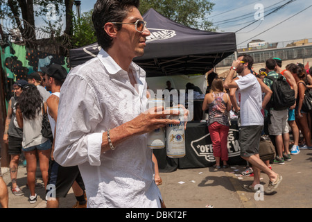 Hipster trinken Bier und und kaufen Lebensmittel aus Imbisswagen auf der jährlichen Bushwick Block Party Stockfoto