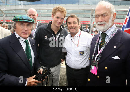 Prinz Harry in der Startaufstellung mit Sir Jackie Stewart (links), ehemaliger F1 World Champion Nigel Mansell (2. von rechts) und Prinz Michael von Kent (rechts) vor der britischen Formel Eins Grand Prix in Silverstone. Northampton, England - 10.07.11 Stockfoto