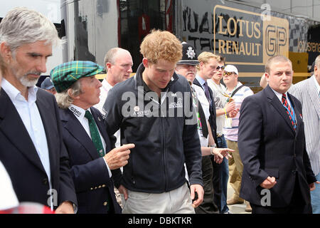 Prinz Harry mit Sir Jackie Stewart in der britischen Formel 1 Grand Prix in Silverstone. Northampton, England - 10.07.11 Stockfoto