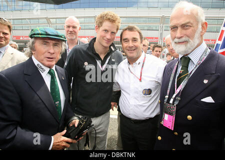 Prinz Harry in der Startaufstellung mit Sir Jackie Stewart (links), ehemaliger F1 World Champion Nigel Mansell (2. von rechts) und Prinz Michael von Kent (rechts) vor der britischen Formel Eins Grand Prix in Silverstone. Northampton, England - 10.07.11 Stockfoto