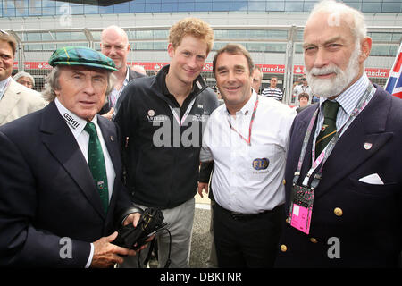 Prinz Harry in der Startaufstellung mit Sir Jackie Stewart (links), ehemaliger F1 World Champion Nigel Mansell (2. von rechts) und Prinz Michael von Kent (rechts) vor der britischen Formel Eins Grand Prix in Silverstone. Northampton, England - 10.07.11 Stockfoto