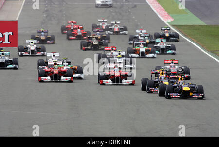 Rennstart als - Sebastian Vettel an der Spitze vor Mark Webber in der britischen Formel Eins Grand Prix in Silverstone. Northampton, England - 10.07.11 Stockfoto