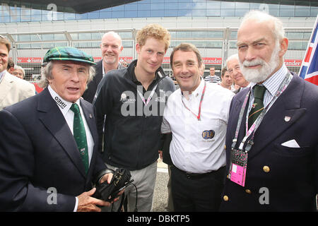 Prinz Harry in der Startaufstellung mit Sir Jackie Stewart (links), ehemaliger F1 World Champion Nigel Mansell (2. von rechts) und Prinz Michael von Kent (rechts) vor der britischen Formel Eins Grand Prix in Silverstone. Northampton, England - 10.07.11 Stockfoto