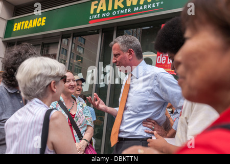 New York Bürgermeisterkandidat und Public Advocate Bill DeBlasio tut eine "meet and greet" Kampagne-Veranstaltung Stockfoto