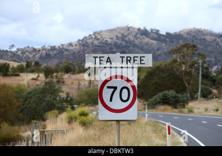 Tee-Baum-Straßenschild in Tasmanien über 70 Höchstgeschwindigkeit Stockfoto