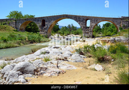 Pont Julien (Julian Brücke) wenige römische Bogenbrücke über den Fluss Calavon Via Domitia Luberon France Stockfoto