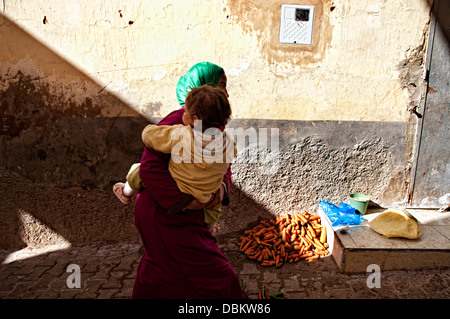 Frau und ihr Baby von der Straße zu Fuß. Medina von Meknès, Marokko Stockfoto