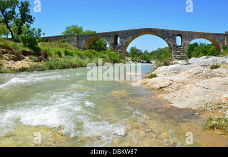 Pont Julien (Julian Brücke) wenige römische Bogenbrücke über den Fluss Calavon Via Domitia Luberon France Stockfoto