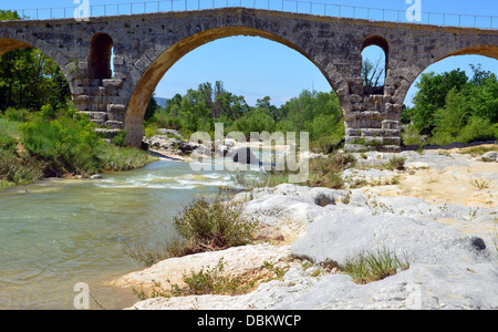 Pont Julien (Julian Brücke) wenige römische Bogenbrücke über den Fluss Calavon Via Domitia Luberon France Stockfoto