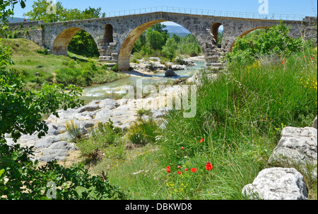 Pont Julien (Julian Brücke) wenige römische Bogenbrücke über den Calavon Fluss Via Domitia Luberon Frankreich Gemeinde Bonnieux Stockfoto