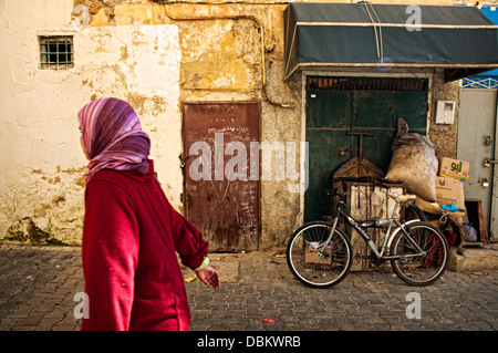 Frau zu Fuß auf den Straßen der alten Medina. Meknès, Marokko Stockfoto