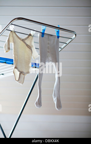 Baby-Kleidung trocknen auf dem Wäscheständer, München, Bayern, Deutschland Stockfoto