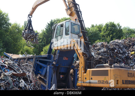 Kran Schrott in Müllpresse am Schrottplatz für Pressen vor dem Transport zum Schmelzen von Vereinigtes Königreich neu laden Stockfoto