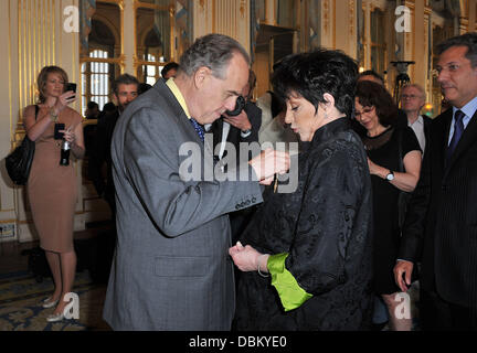 Frédéric Mitterrand und Liza Minnelli Liza Minnelli ist ausgezeichnet mit Ritter der Ehrenlegion (Chevalier De La Légion d ' Honneur) durch die französische Kultur Minister Frédéric Mitterrand Paris, Frankreich - 11.07.11 Stockfoto