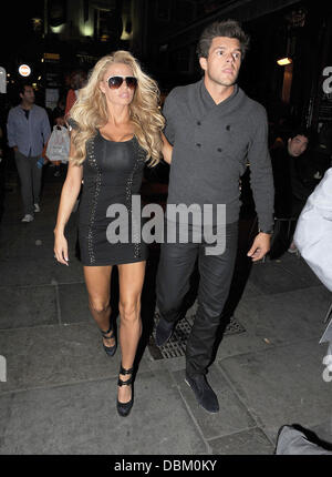 Katie Price lässt J Sheekey Restaurant mit Leandro Penna London, England - 12.07.11 Stockfoto