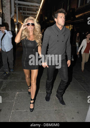 Katie Price lässt J Sheekey Restaurant mit Leandro Penna London, England - 12.07.11 Stockfoto