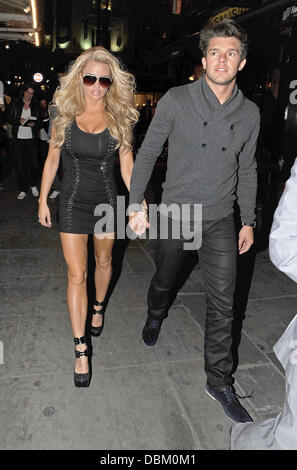 Katie Price lässt J Sheekey Restaurant mit Leandro Penna London, England - 12.07.11 Stockfoto
