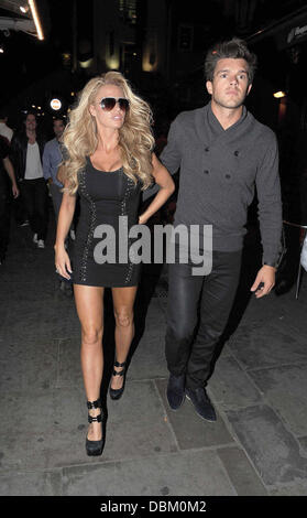 Katie Price lässt J Sheekey Restaurant mit Leandro Penna London, England - 12.07.11 Stockfoto