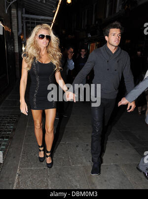 Katie Price lässt J Sheekey Restaurant mit Leandro Penna London, England - 12.07.11 Stockfoto