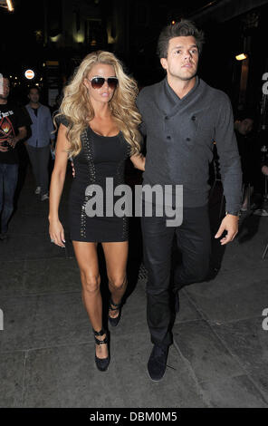 Katie Price lässt J Sheekey Restaurant mit Leandro Penna London, England - 12.07.11 Stockfoto